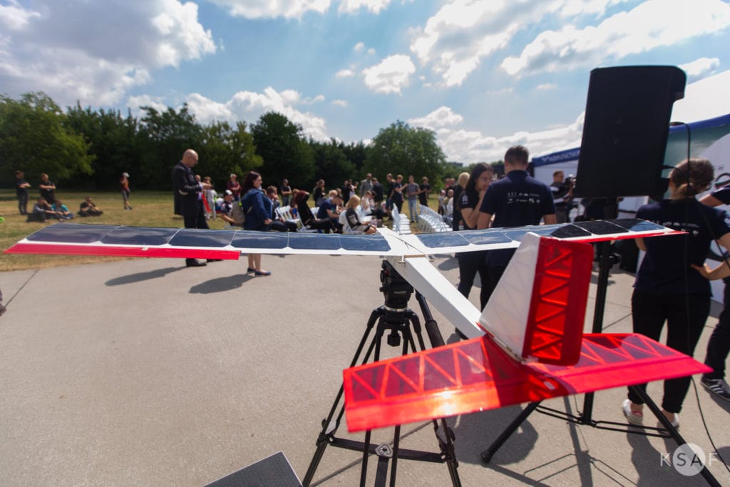 samolot solar plane na wystawie w tle widać ludzi