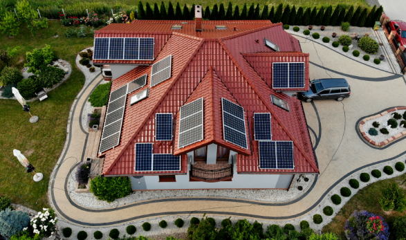panele fotowoltaiczne na dachu domu