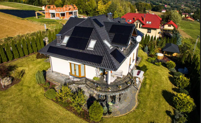 panele słoneczne na dachu domu